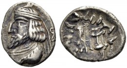 PERSIEN. Vahsir (Oxathres), 2. Hälfte 1. Jh. v. Chr. Hemidrachmon. Diademierte Büste mit Kunstfrisur n.l. Im Felde r. Beizeichen. Rv. Der König vor Al...