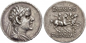 BAKTRIEN. Eukratides I., 171-135 v. Chr. Tetradrachmon, Merv, 170-145 v. Chr. Drap. Büste mit Binde n.r., aussen Stemma. Rv. ΒΑΣΙΛΕΩΣ/ΕΥΚΡΑΤΙΔΟΥ Die D...