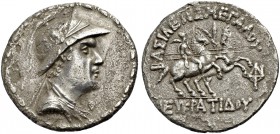 BAKTRIEN. Eukratides I., 171-135 v. Chr. Tetradrachmon. Drap., gep. Büste n. r. im Helm mit Helmbusch, an der Seite mit einem Rinderhorn und -Ohr verz...