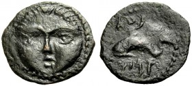 HISPANIEN. GADES (GADIR). Viertelstück, Bronze, 2. Jh. v. Chr. Helioskopf frontal. Rv. Delphin n.l., oben und unten MP'L/ 'GDR in phönizischer Schrift...