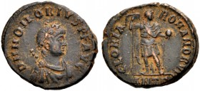 KAISERZEIT. Honorius, 393-423. Bronze (Aes II), 393-395 Antiochia. Drap., gep. Büste mit Rosettendiadem n. r. Rv. GLORIA ROMANORVM Der Kaiser frontal ...