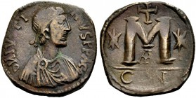 Iustinus I., 518-527. Bronze-Follis, 518-522 Konstantinopel. Drap., gep. Büste mit Diadem n. r. Rv. Großes M, darunter Offizin A, darüber Kreuz, l. un...
