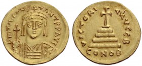 Tiberius II. Constantinus, 578-582. Solidus, Konstantinopel. Büste von vorne mit Krone und pendilia, Panzer und Schild, Kreuzglobus in der Rechten. Rv...