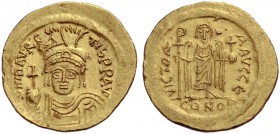 Mauricius Tiberius, 582-602. Solidus, 583-602. Konstantinopel. Büste des Kaisers von vorne mit Helm, Panzer und Paludamentum; er hält in der Rechten K...