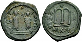 Phocas, 602-610. Bronze-Follis, Jahr 1, mit Leontia. 602-603 Nikomedia. Phocas l. und Leontia r. frontal stehend; der Kaiser hält in der R. Kreuzglobu...