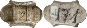 Chine
Yunnan Sanchuo Jieding 
 
4.75 Tael en argent - ND 
 
Type Provincial à 3 tampons. 
 
Tampons天源盛記匯號紋銀 (Banque Tianyuansheng argent fin). ...