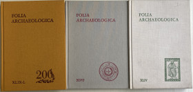 AA.VV. Folia Archaeologica Lotto di 3 Riviste: XLIV 1995 – XLVII 1998-99 – XLIX-L 2001.02. Ottimo stato.