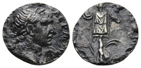 Trajan (AD 98-117). Rome
AR Denarius (14,7mm 1,7g)
Obv: Laureate bust right, with slight drapery
Rev: Dacian trophy of arms, at base of which are s...