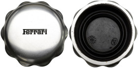 Tappo originale del serbatoio di benzina inciso con il logo "Ferrari". Lotto di particolare interesse per gli appassionati di automobilismo e accessor...