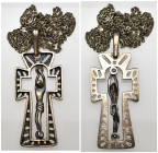 Collana a tema religioso, con un Cristo stilizzato. La catena in metallo ha uno stile vintage, coerente con il design del pendente. La croce ha un mot...
