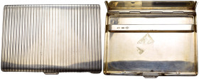 Porta sigarette risalente al 1955 con un design presenta una decorazione a righe parallele sulla parte esterna, mentre l'interno è dotato di una fasci...