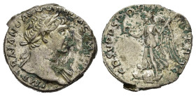 TRAIANO (98-117). Denario per Roma. AR (g 3,78). Busto laureato a destra, con drappeggio sulla spalla sinistra. R/ Vittoria avanza a sinistra su scudi...