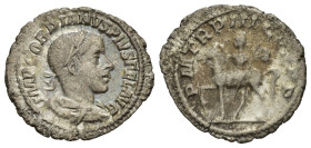 GORDIANO III (238-244). Denario per Roma. AR (g 2,82). Busto laureato, drappeggiato e corazzato a destra. R/ L'Imperatore a cavallo verso sinistra, re...