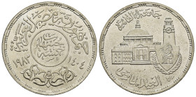 EGITTO. 5 Pound 1404 (1982). AR (g 17,63). 75° Anniversario dell'Università del Cairo. Leggenda araba con data. R/ Stemma e veduta dell'edificio. KM 5...