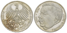 GERMANIA. 5 Marchi 1975-J. AR. Zecca di Amburgo. 50° Anniversario della morte di Friedrich Ebert (politico tedesco). Aquila stilizzata con valore e da...