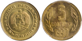 BULGARIA: 5 Stotinki (1990) in brass. National coat of arms within circle and date on ribbon on obverse. Denomination above date within wreath on reve...