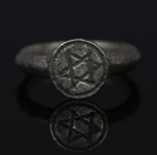 Medieval ring depicting a hexagram