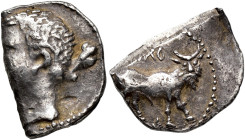 HISPANIA ANTIGUA. ARSE-SAGVNTVM. Dracma. A/ Cabeza a izq., detrás clava. R/ Toro androcéfalo con la cabeza barbada a der., ¿flor? entre las patas, enc...