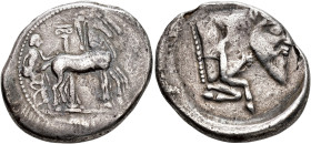 GRECIA ANTIGUA. SICILIA. Gela. Tetradracma (s. V a. C.). A/ Cuadriga con auriga a der., detrás columna, exergo espiga. R/ Prótomo de toro androsopo a ...