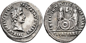 PERIODO DE JULIO CÉSAR A AUGUSTO. AUGUSTO. Denario. Lugdunum (7-6 a. C.). A/ Cabeza laureada de Augusto a der. R/ Cayo y Lucio con lanzas y escudos, e...