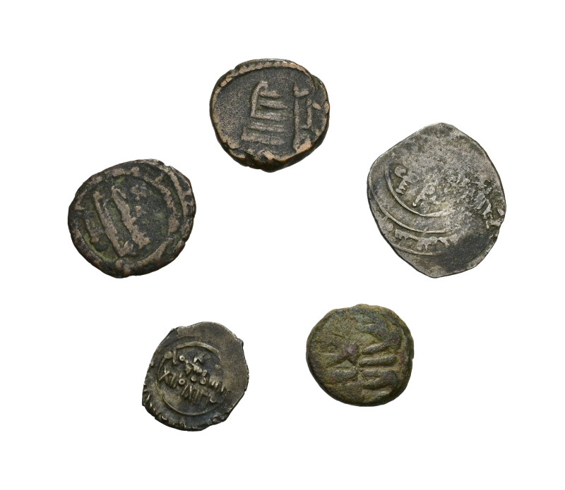 ACUÑACIONES HISPANO-ÁRABES. Lote de 5 piezas: 2 felús de conquista, 1 felús emir...