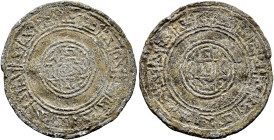 ACUÑACIONES HISPANO-ÁRABES. Amuleto de plomo. Al-Andalus. S. XI-XII. Tres círculos concéntricos de doble orla, enmarcan una leyenda central de 4 línea...