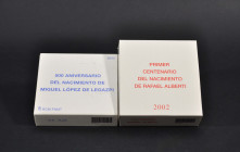 JUAN CARLOS I. Lote de 2 estuches de 10 euros conmemorativos FNMT (AR 27 g): Centenario de Rafael Alberti, 2002 y 500 Aniversario del nacimiento de Mi...