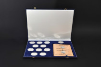 JUAN CARLOS I. Estuche FNMT "IV Serie Iberoamericana. Arquitectura y monumentos". 2005. 10 monedas conmemorativas y una medalla (AR 27 g). En su estuc...