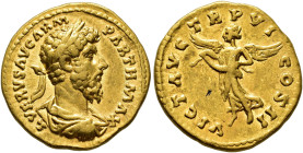 IMPERIO ROMANO. LUCIO VERO. Roma. Áureo (165-166). A/ Busto laureado, drapeado y acorazado a der.; L VERVS AVG ARM PARTH MAX. R/ Victoria volando con ...
