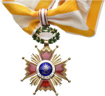 ÓRDENES Y CONDECORACIONES. Alfonso XIII (c. 1900-1920). Orden de Isabel la Católica. Cruz de Comendador. AU 29,27 g. 47,4 x 52,07 mm. Oro y esmaltes. ...