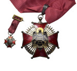 ÓRDENES Y CONDECORACIONES. Francisco Franco. Orden de Cisneros y miniatura. 53,8 x 61,1 y 17,5 x 19,2 mm. Con sus cintas y su estuche. EBC.