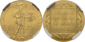 KONINKRIJK DER NEDERLANDEN - WILHELMINA 1890–1948
Gouden dukaat 1923 Staande ridder met pijlbundel tussen jaartal. Kz. tekst in versierd vierkant. Mt...