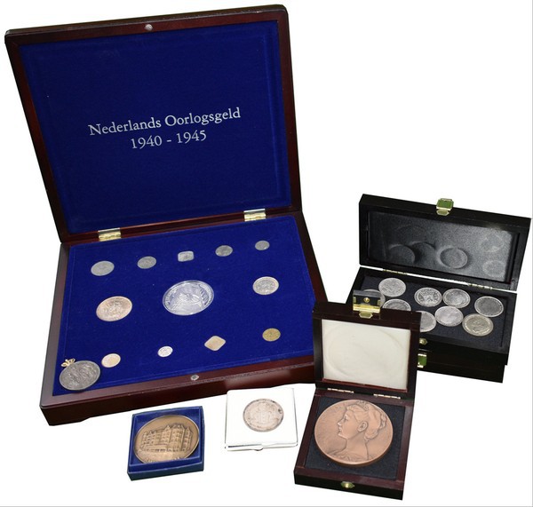 LOTS
Lot Koninkrijk O.a. enkele Guldens Wilhelmina en een collectie Nederlands ...