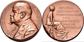 Medals
HISTORIEPENNIGEN - HISTORICAL MEDALS - DR. H.J. DE DOMPIERRE DE CHAUFEPIÉ (1908), by door T. Dupuis. Borstbeeld naar links. Kz. zittende jonge...