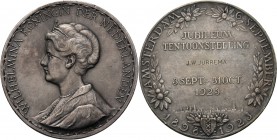 Medals
HISTORIEPENNIGEN - HISTORICAL MEDALS - 25–JARIG REGERINGSJUBILEUM WILHELMINA / JUBILEUMTENTOONSTELLING AMSTERDAM 1923, by door J.C. Wienecke. ...