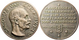 Medals
HISTORIEPENNIGEN - HISTORICAL MEDALS - J. VAN ECK. 40 JAAR MAKELAAR IN THEE 1937, by door M.P.J. Fleur. Borstbeeld naar rechts JACOBUS VAN ECK...