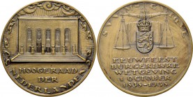 Medals
HISTORIEPENNIGEN - HISTORICAL MEDALS - EEUWFEEST BURGERLIJKE WETGEVING 1938, by door J.C. Wienecke. Het nieuwe gebouw van de Hoge Raad te ‘s–G...