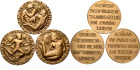 Medals
HISTORIEPENNIGEN - HISTORICAL MEDALS - SERIE VAN 3 PENNINGEN OP DE OORLOG EN BEVRIJDING 1940–1945, by door (P. Starreveld). a Naakte man met D...