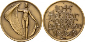 Medals
VERENIGING VOOR PENNINGKUNST - HERKREGEN VRIJHEID 1945, by door W.J Valk. Een naakte vrouwenfiguur, die in haar extatische houding de bevrijdi...