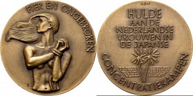 Medals
VERENIGING VOOR PENNINGKUNST - HULDE AAN DE NEDERLANDSE VROUWEN IN DE JAPANSE CONCENTRATIEKAMPEN 1947, by door Titus Leeser. Geboeide vrouw FI...