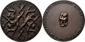 Medals
VERENIGING VOOR PENNINGKUNST - 10 JAAR BEVRIJDING 1955, by door J. Petri. Ineengestrengelde figuren die de vreugde uitbeelden. Kz. eenzaam fig...