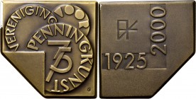 Medals
VERENIGING VOOR PENNINGKUNST - 75 JAAR VERENIGING VOOR PENNINGKUNST 2000, by door C. Nijland. Tekst. Kz. monogram VPK en 1925-2000.PK 2000-1.M...