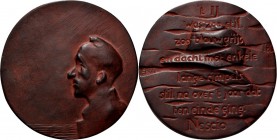 Medals
VERENIGING VOOR PENNINGKUNST - NESCIO 2007, by door D. van Daalen. Portret van de schrijver naar links voor een melancholisch landschap. Kz. c...