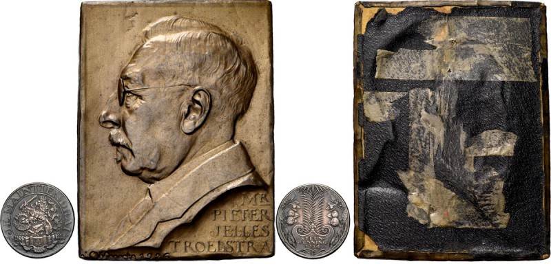 Medals
LOTS - Lot Wienecke (2) Bestaande uit de plaquette Mr. P.J. Troelstra 19...