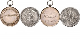 Medals
LOTS - Lot Penningen Nederland (2) Bestaande uit een zilveren prijspenning van de Utrechtse Rederijkerskamer 'De Génestet' 1880 en een penning...