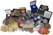 Medals
LOTS - Lot Penningen Nederland en Europa Leuk groot lot voornamelijk bestaande uit diverse prijspenningen en draagpenningen, waarbij grootform...