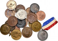 Medals
LOTS - Lot Penningen Nederland Voornamelijk bestaande uit Inhuldigingspenningen, waaronder zilveren exemplaren Willem I (aan lint, op naam van...