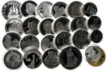 Medals
LOTS - Lot Penningen Nederland Voornamelijk bestaande uit moderne zilveren exemplaren met het thema Koningshuis. Diverse kwaliteiten