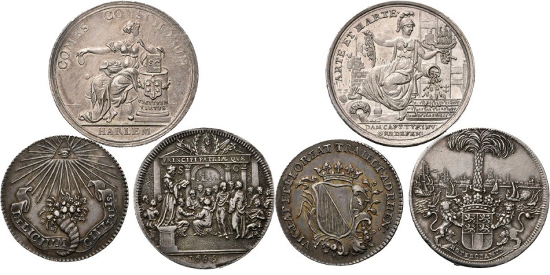 Medals
LOTS - Lot Penningen (3) Klein lot, bestaande uit een tweetal Vroedschap...