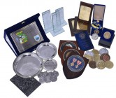Medals
LOTS - Lot Penningen & Plaquettes Divers materiaal, voornamelijk militaire prijspenningen, glazen trofeeën etc..